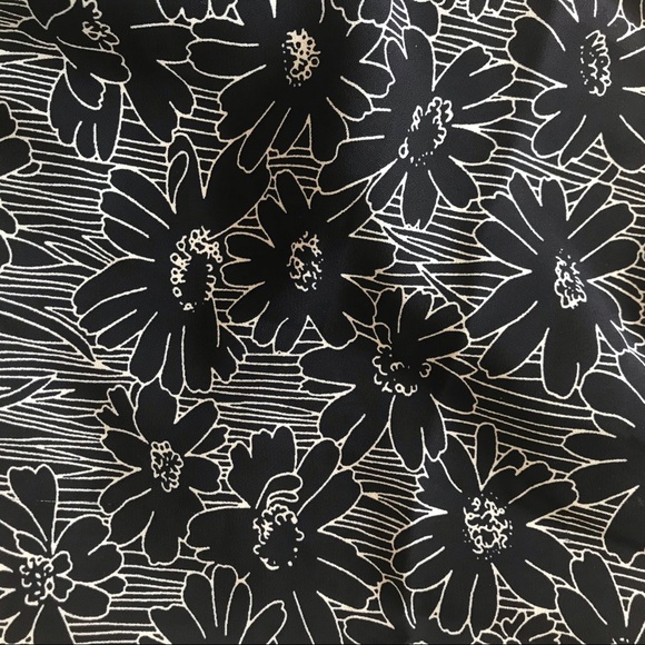 Banana Republic Navy & White Floral V Neck Tanktop - Picture 5 of 8